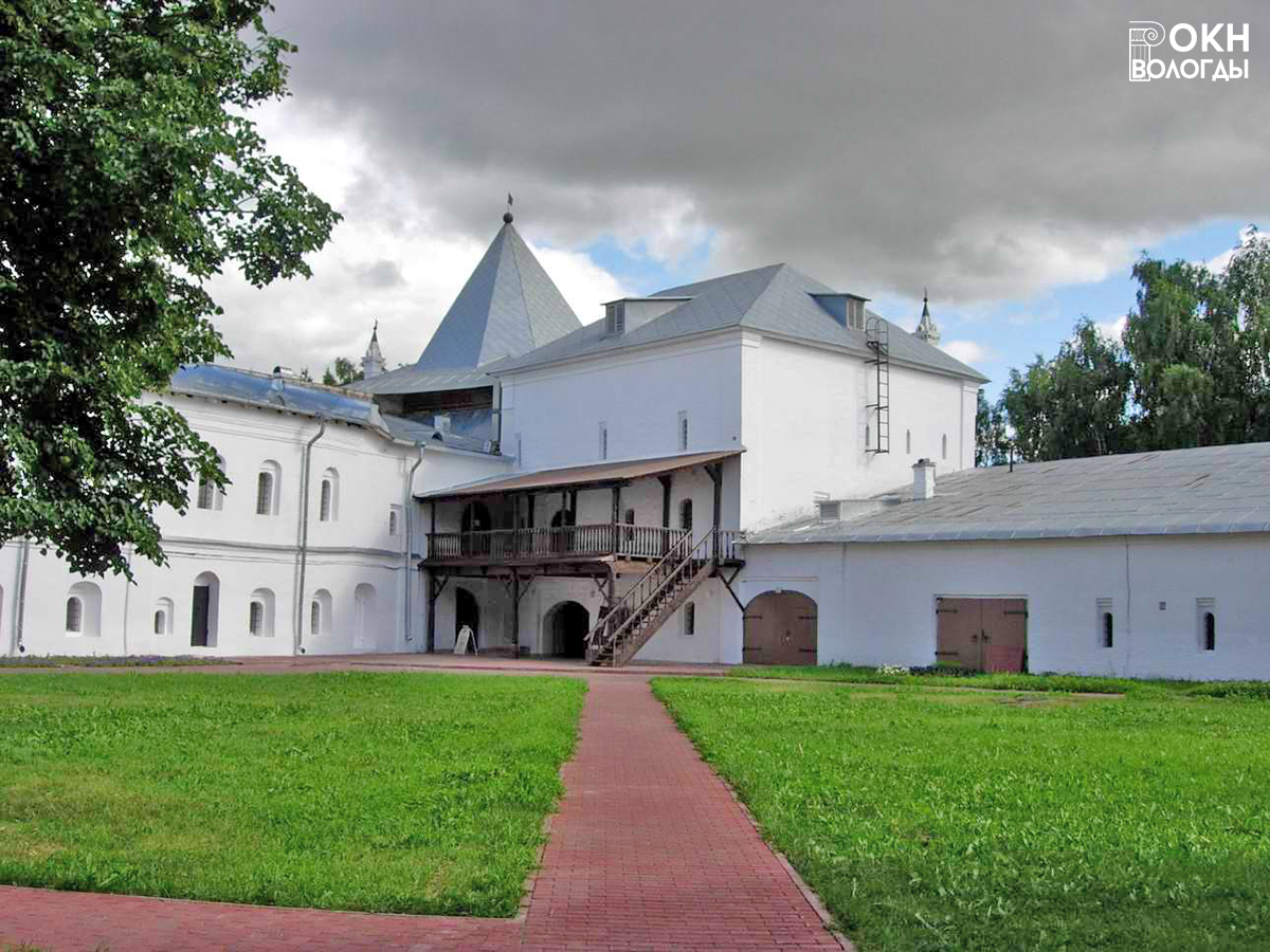 Юго-западная башня и фрагмент Двухэтажного корпуса (слева), с северо-запада, 2005 год