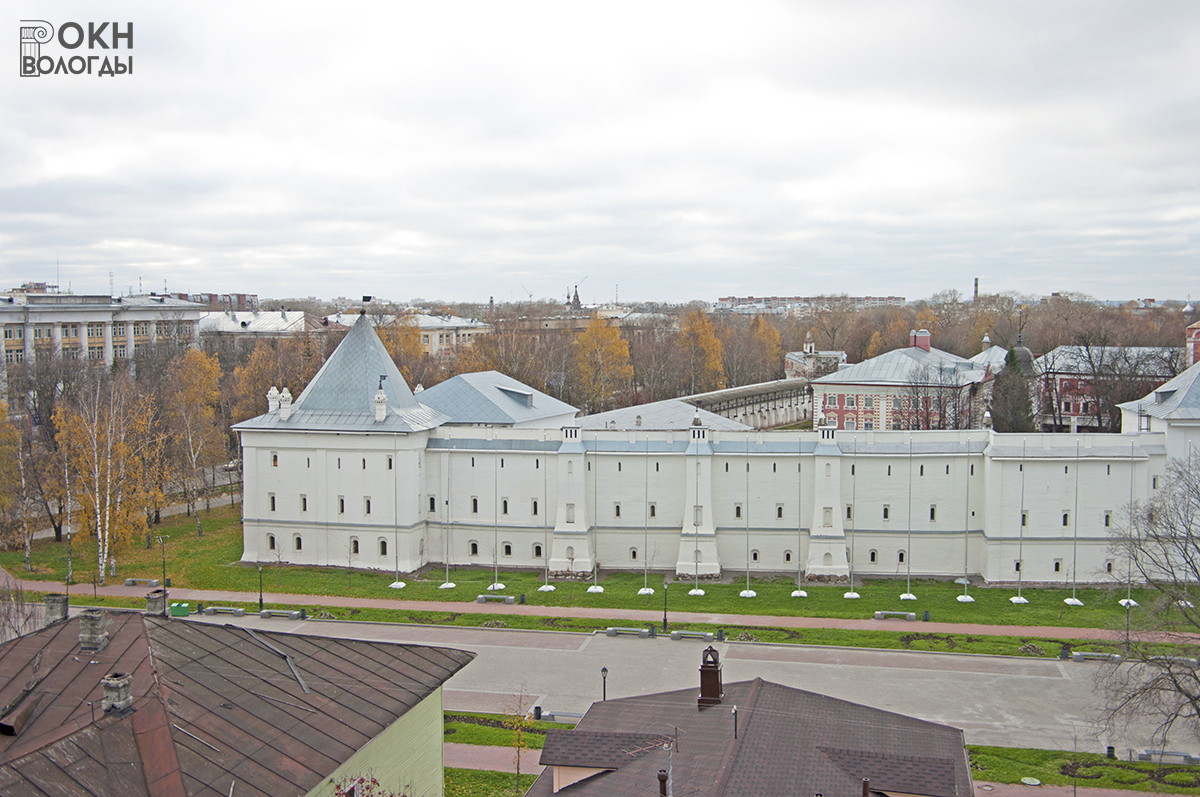 Двухэтажный корпус и Юго-западная башня (слева), с востока, 2011 год