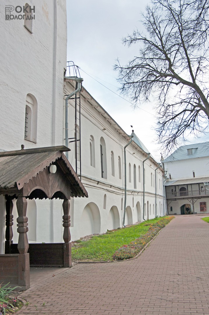 Двухэтажный корпус, слева - крыльцо Трёхэтажного корпуса, с северо-запада, 2011 год