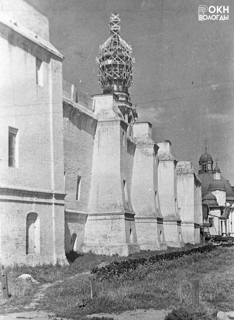 Южная стена Вологодского кремля (внешний фасад Двухэтажного корпуса), с юго-востока, 1958 год