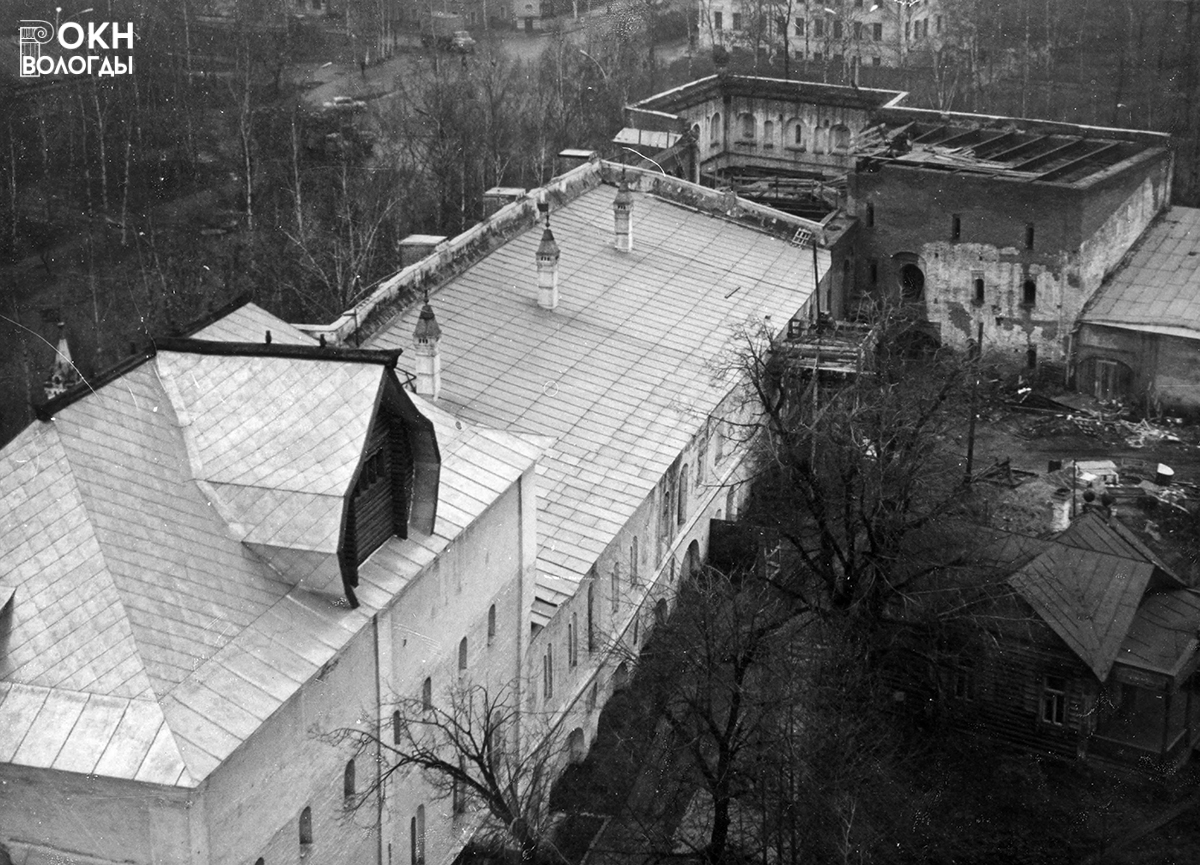 Юго-восточная башня в ходе реставрации, вид с севера, с колокольни, 1981 год