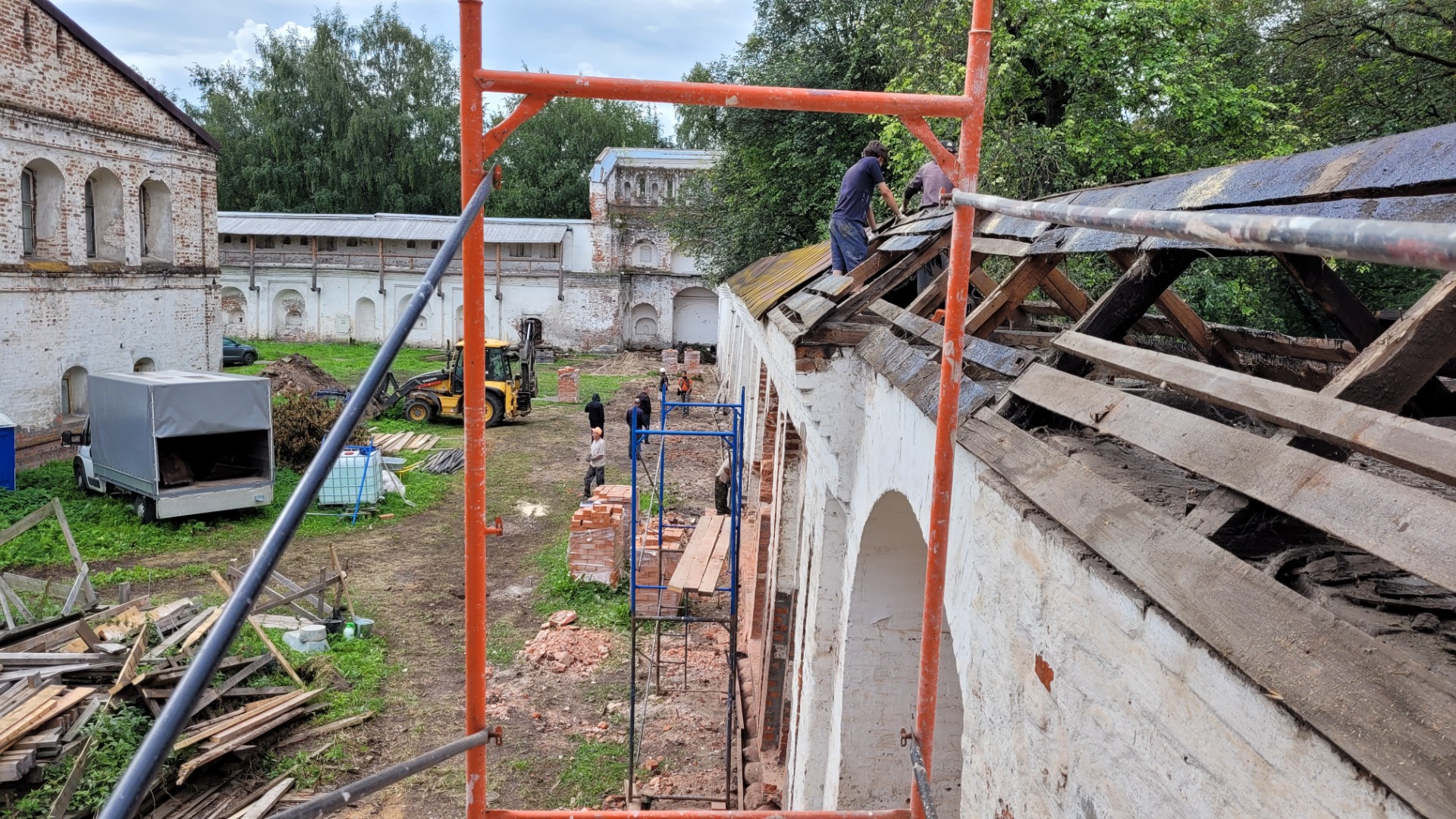 Северная стена в момент начала реставрации: идёт демонтаж пришедшей в негодность крыши. Вид с севера, 2023 год