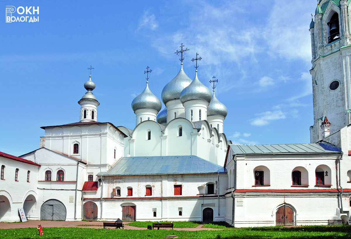 Надвратная церковь, Безымянный корпус и Экономский корпус, с юга, 2011 год