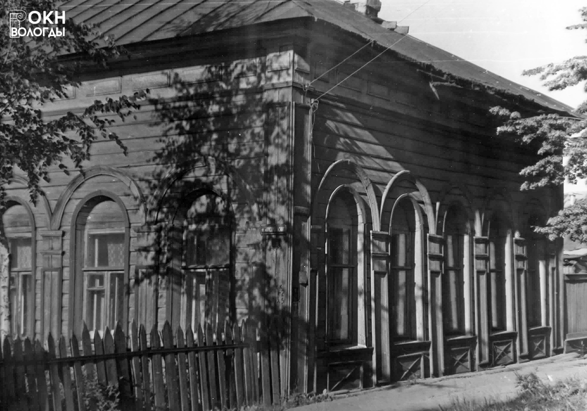 Фасад, до перемещения здания, на углу улиц Горького и Комсомольской, 1976 год