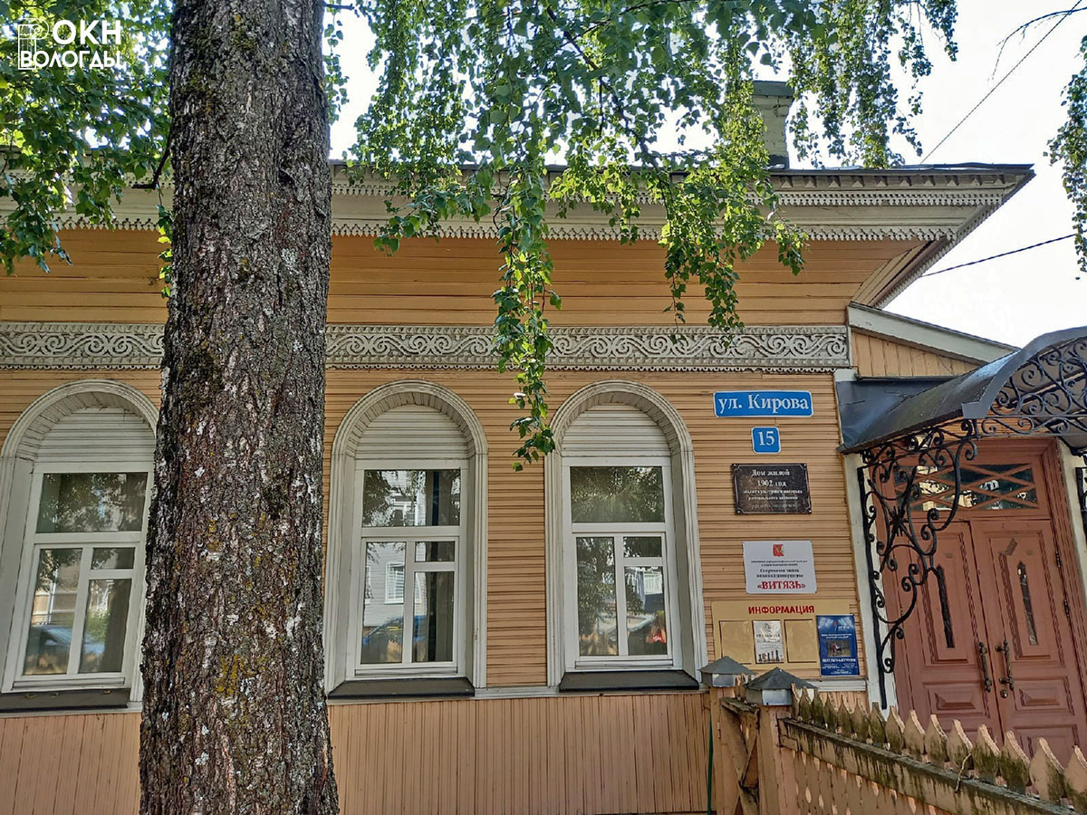 Фрагмент главного фасада и западное крыльцо