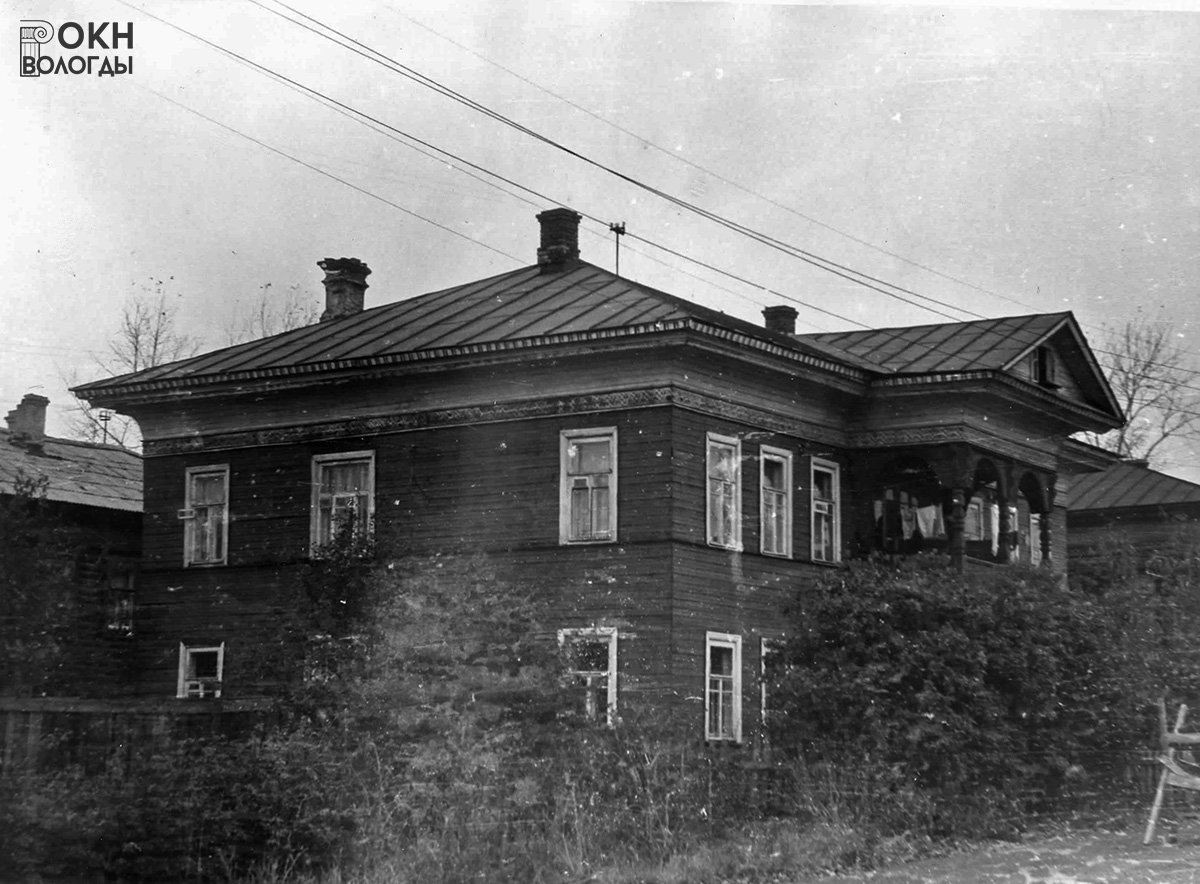 Уличный фасад, 1976 год