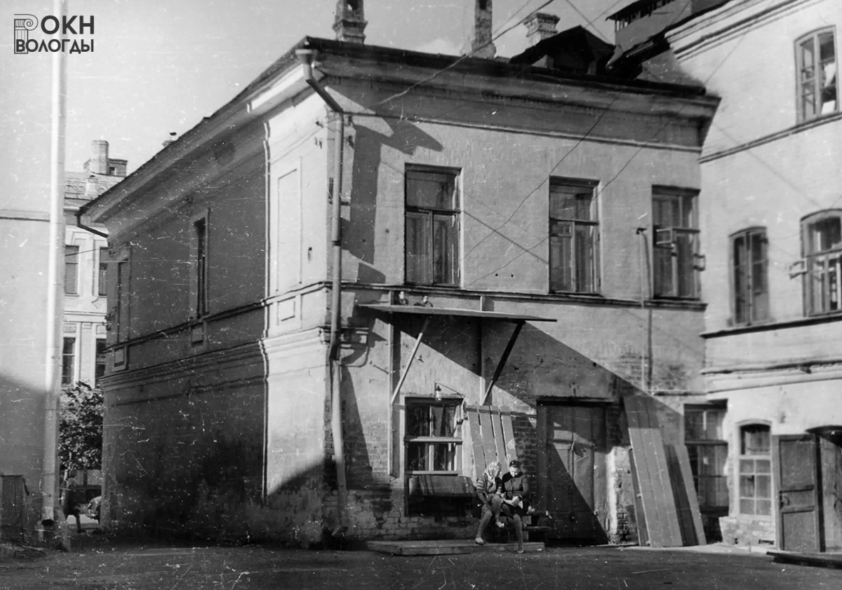 Вид с юго-запада, со двора, 1975 год