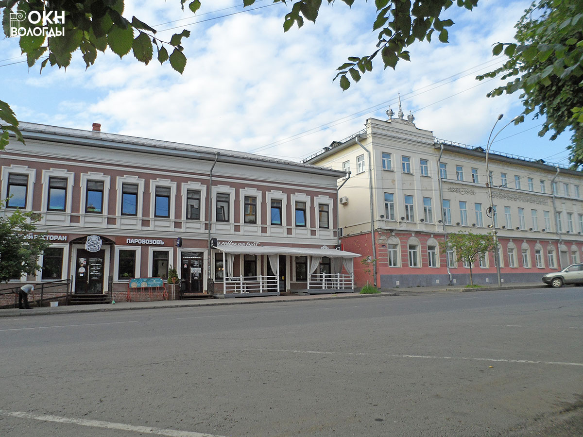 Главный фасад, слева угол дома по адресу Ленина, 2