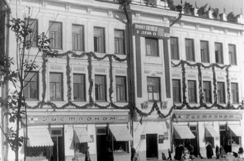 Дом, украшенный к празднованию 800-летия Вологды. Фото 1947 года