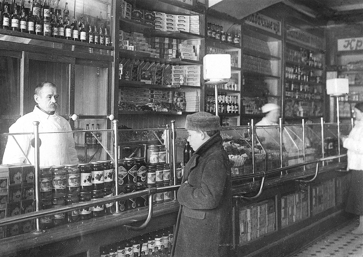 У витрины нового магазина 