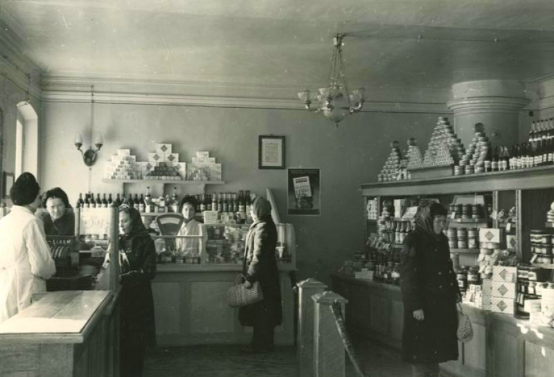 Продуктовый магазин №8 Горпищеторга с марта 1955 года стал первым в Вологде магазином самообслуживания. Фото 1950-х годов