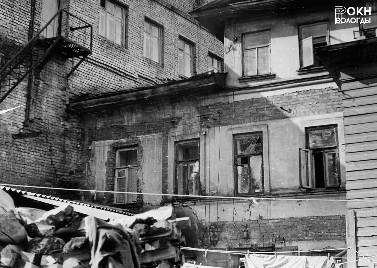 Вид с юго-запада, со двора, 1975 год