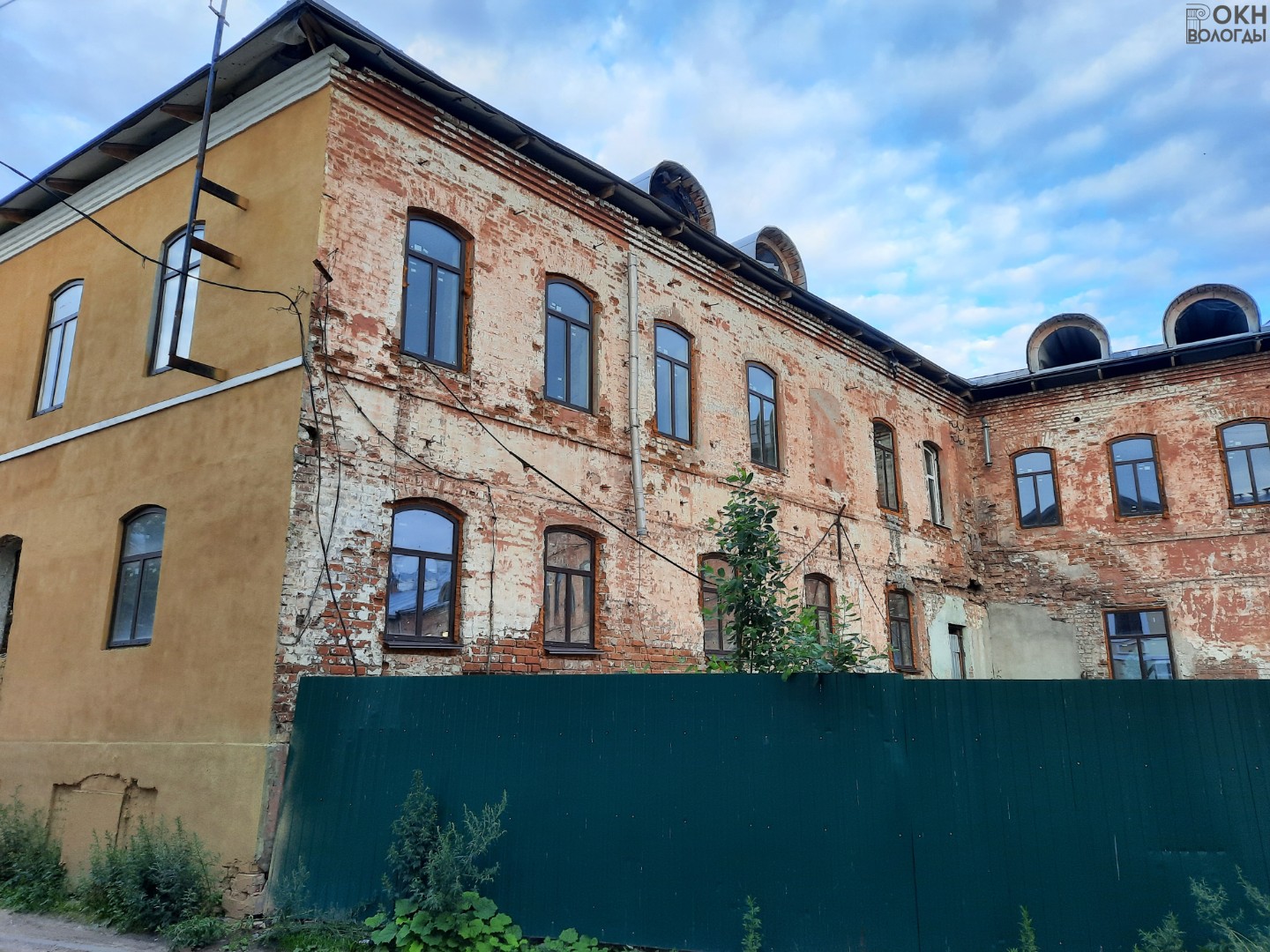 Вид со двора в ходе реставрации