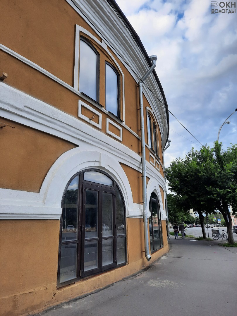 Фрагмент закруглённой южной части здания, с юго-запада