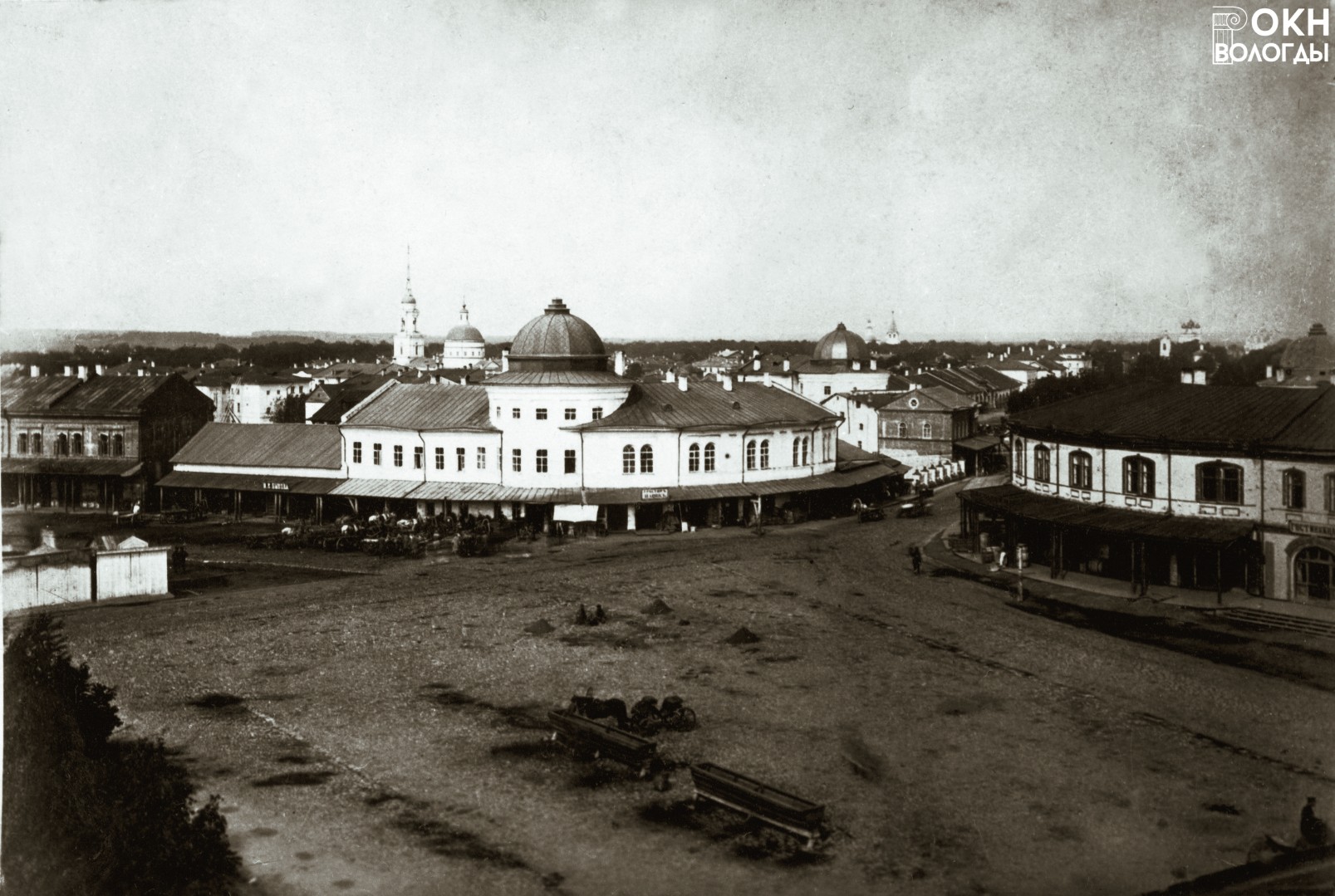Архитектурный ансамбль Каменного моста.
Справа – торговые ряды, примыкающие к гостинице «Пассаж»;
слева – здание, на месте которого позднее
была построена гостиница «Эрмитаж».
Фото конца XIX века