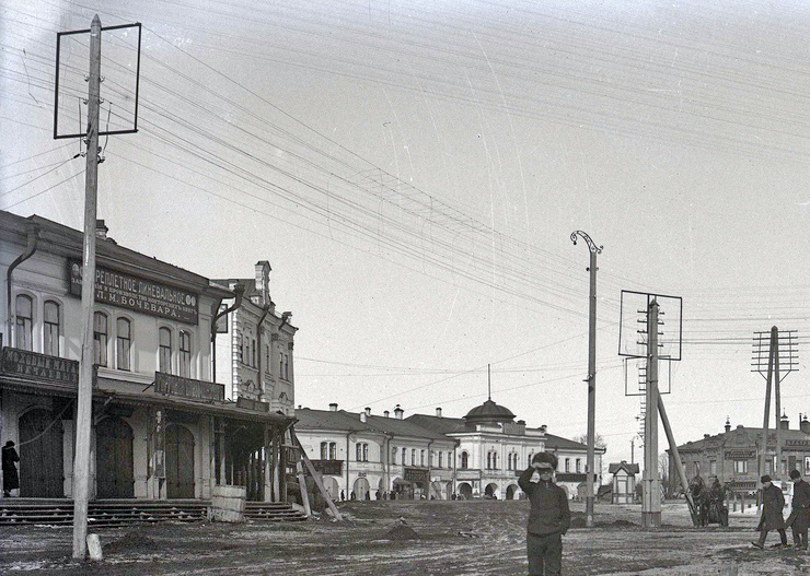 Здание торговых рядов (слева) на фото 1910-х годов
