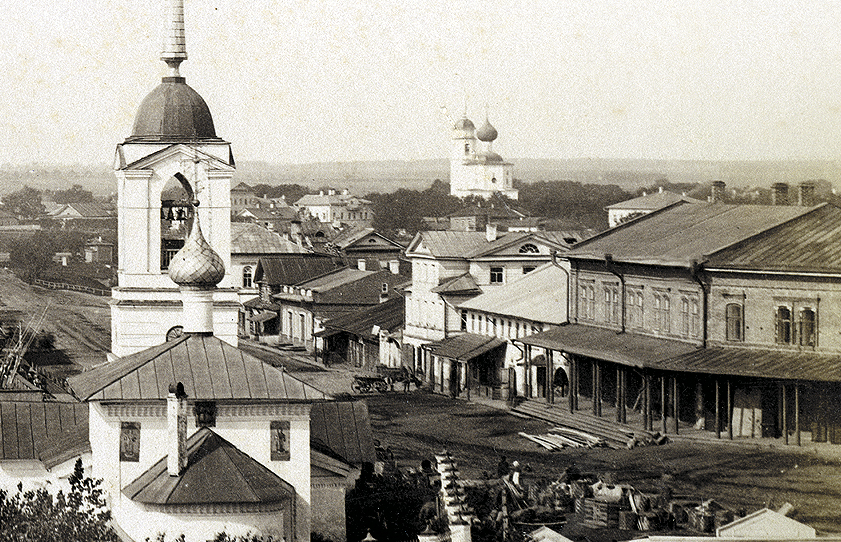 Здание торговых рядов (справа) на фото 1880-х годов