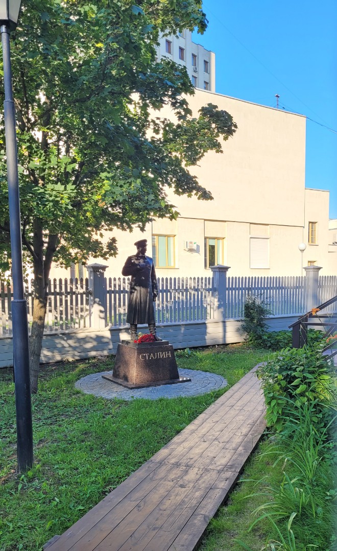 Памятник И.В. Сталину во дворе здания, с запада, 2026 год