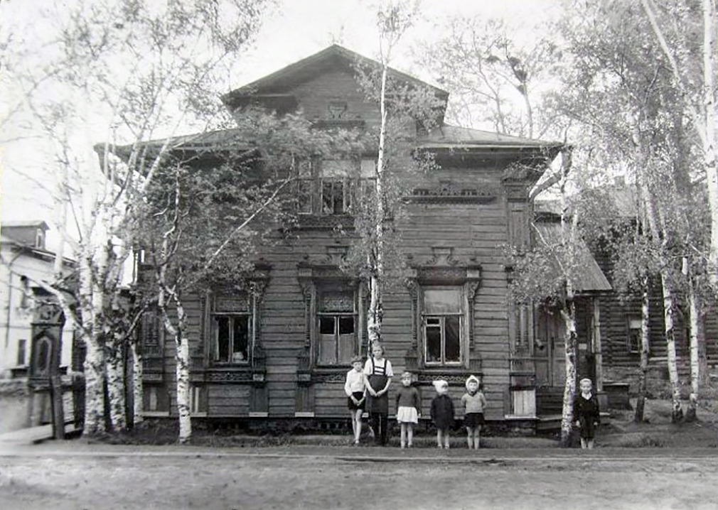 Общий вид дома до его переноса (на улице Герцена, 7), с юго-запада, 1946 год