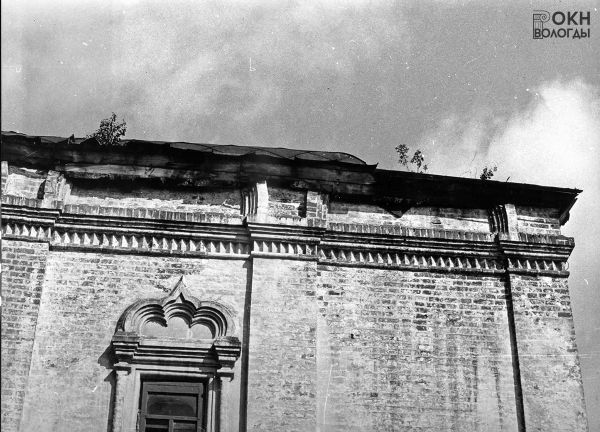 Фрагмент южного фасада, декор наличника второго света, 1986 год
