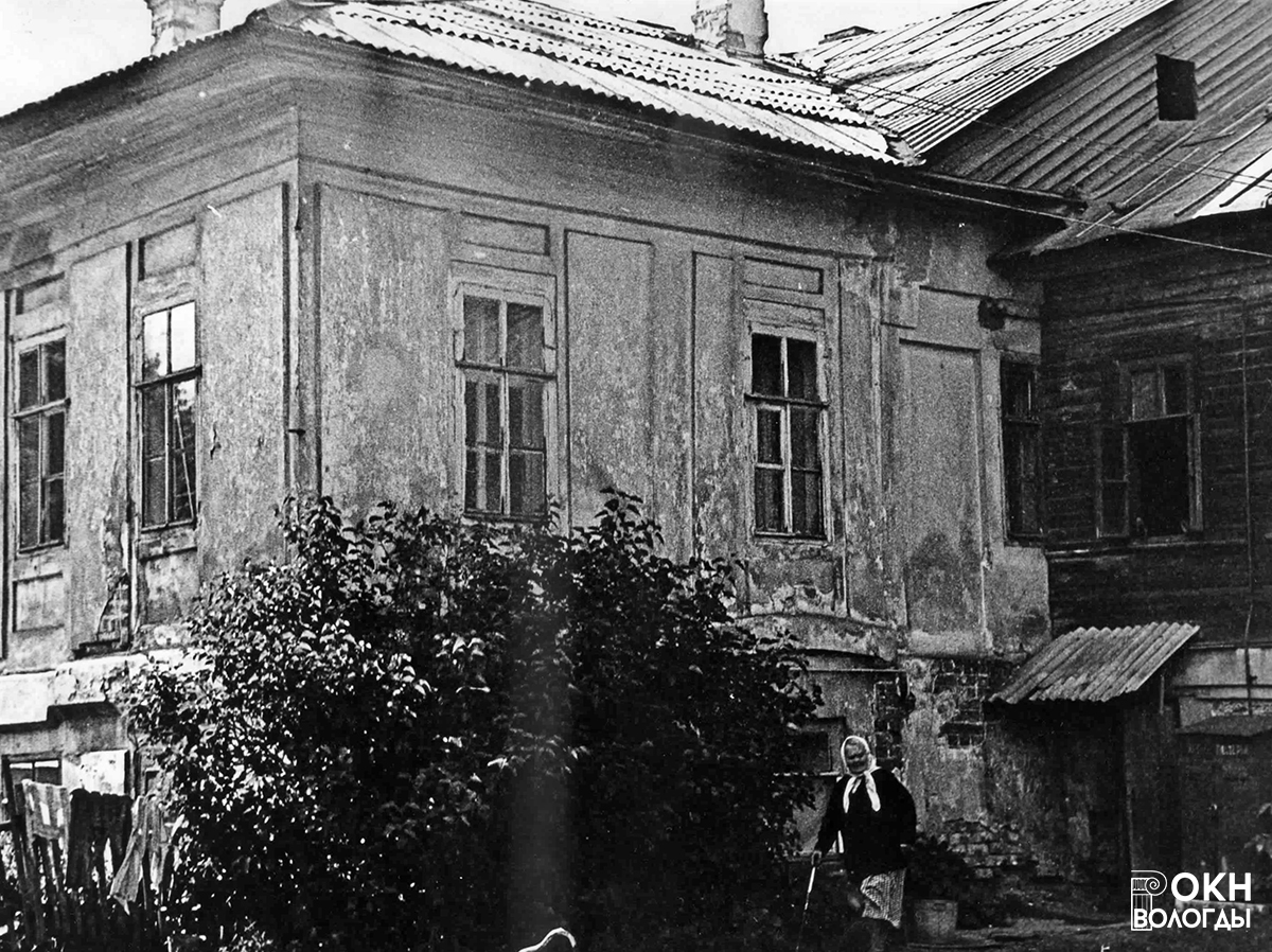 Южная часть западного фасада с бывшим главным входом, превращённым в окно, 1985 год
