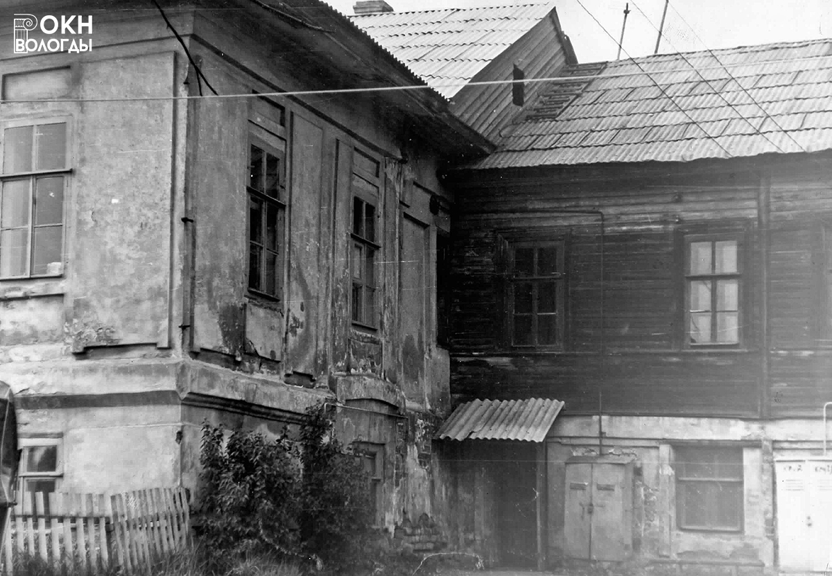 Фрагмент дворового фасада с превращённым в окно главным входом, 1976 год