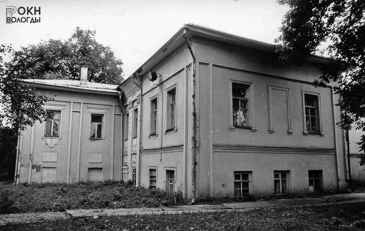 Вид боковой (слева) и одной из дворовых пристроек с северо-востока, 2003 год