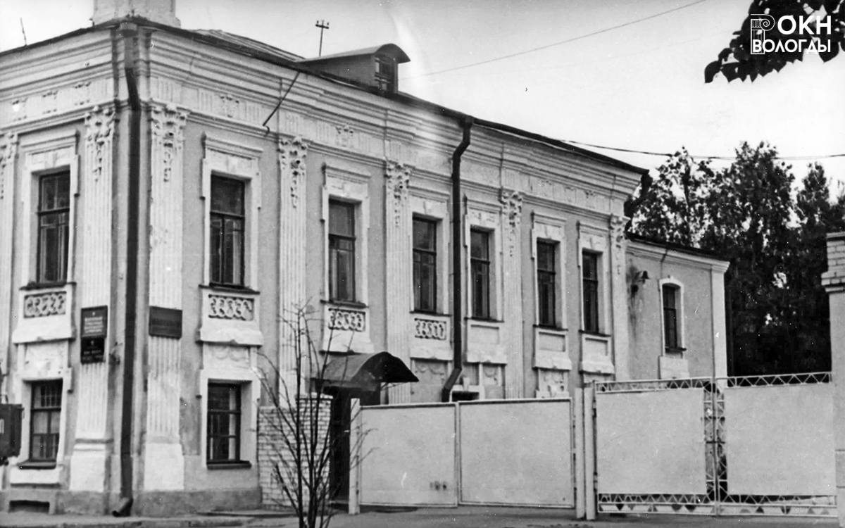Вид бокового (восточного) фасада с юго-востока, 1983 год