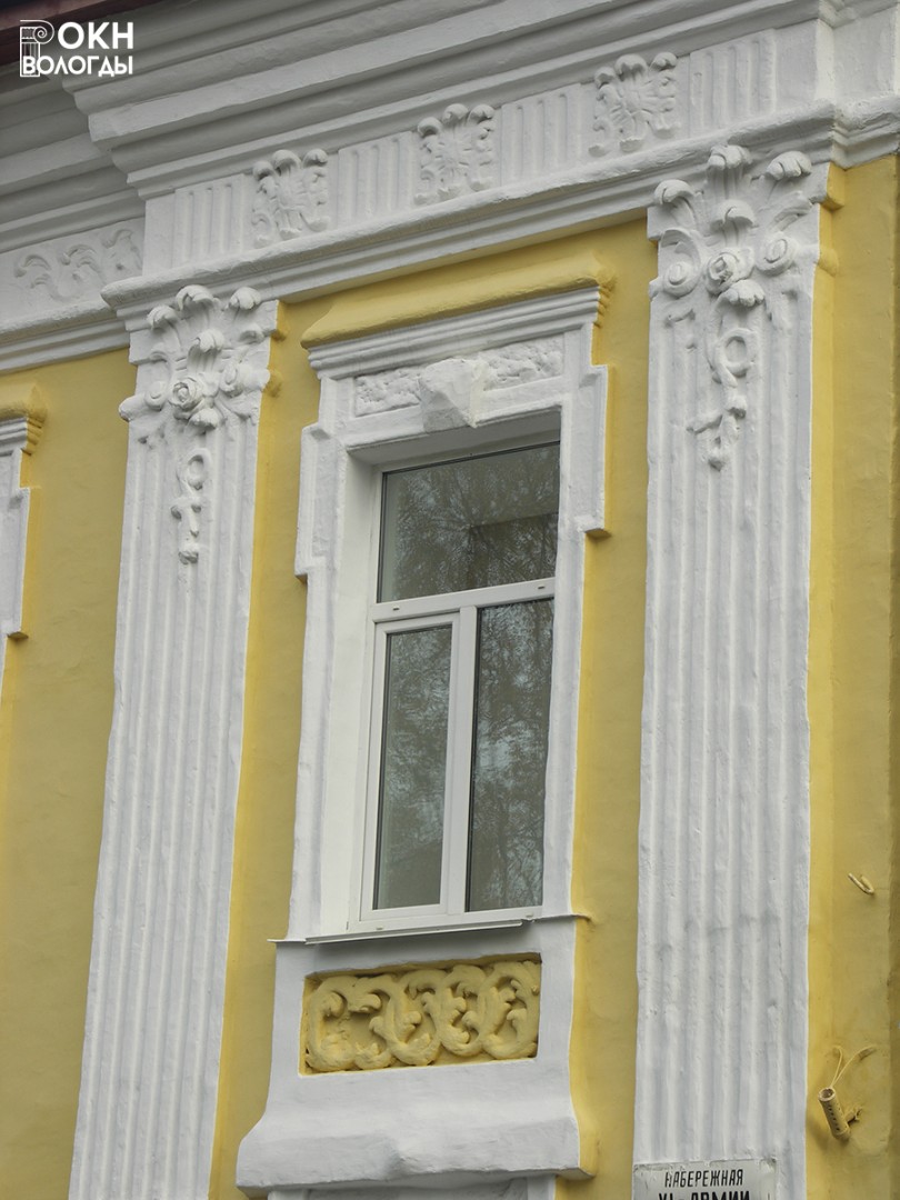 Окно второго этажа главного фасада, 2009 год