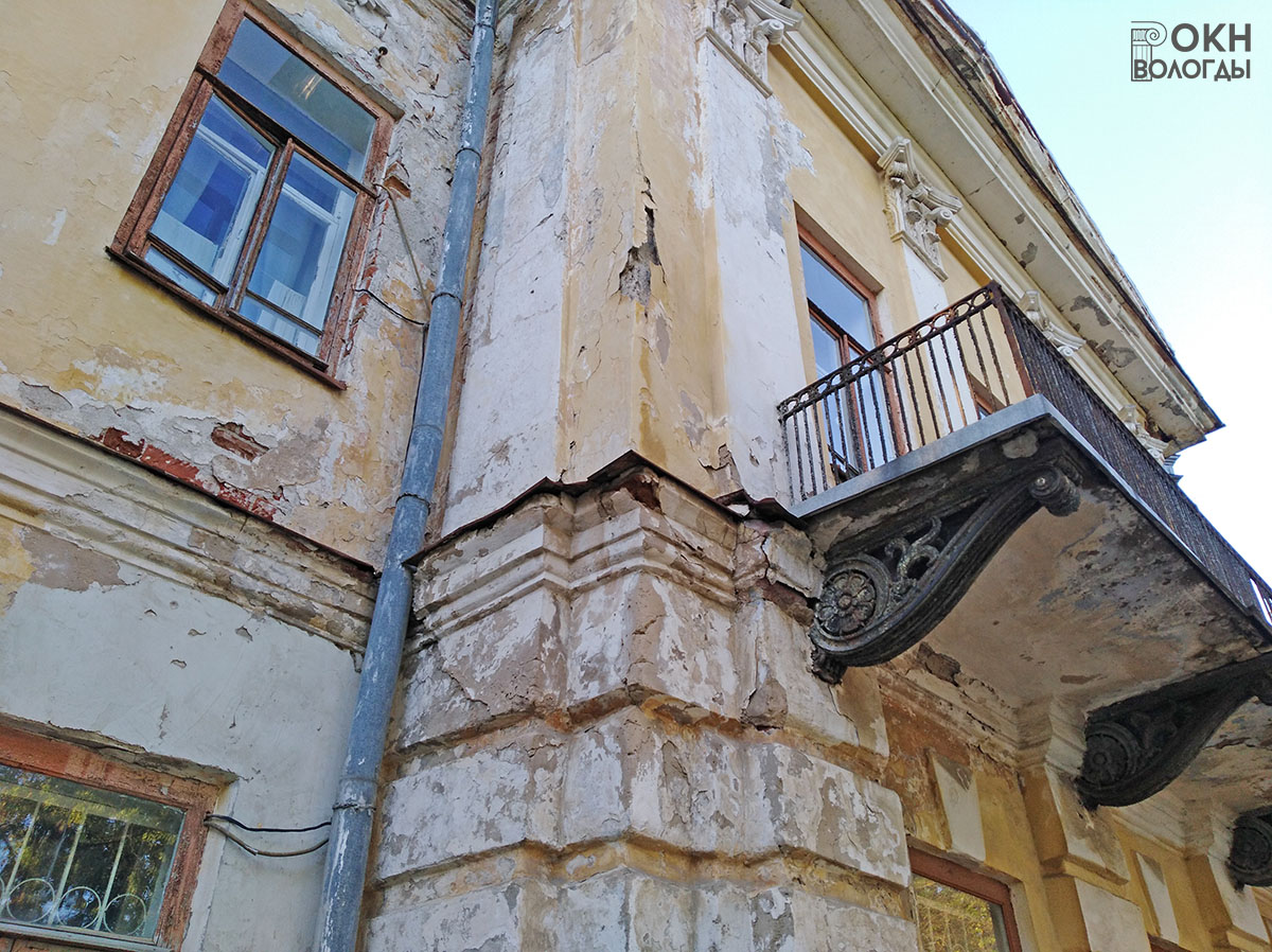 Декор главного фасада и балкона