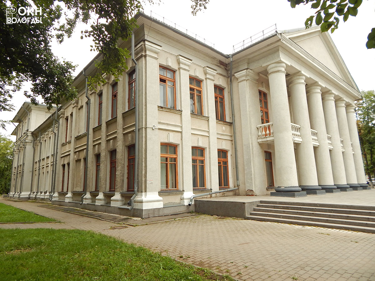 Западный и северный фасады