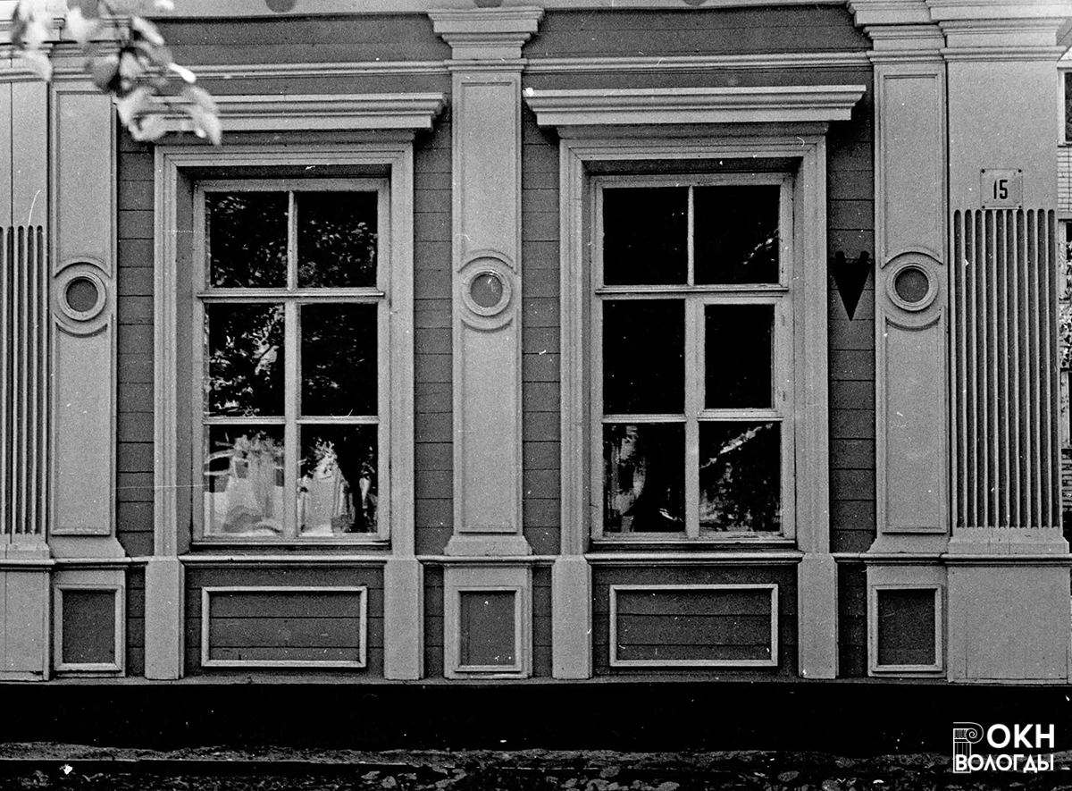 Окна 1-го этажа, декор главного фасада, 1986 год