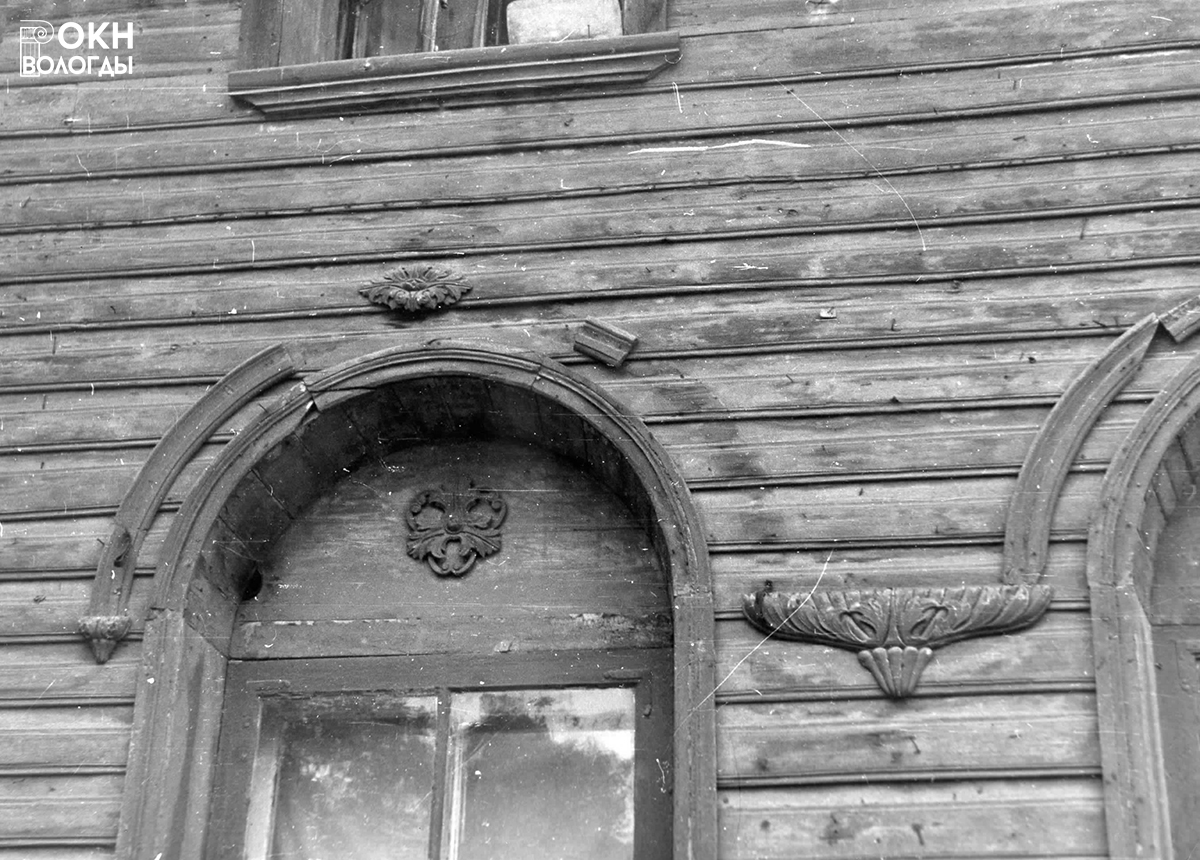 Декор наличников и аркатура на главном фасаде, 1976 год