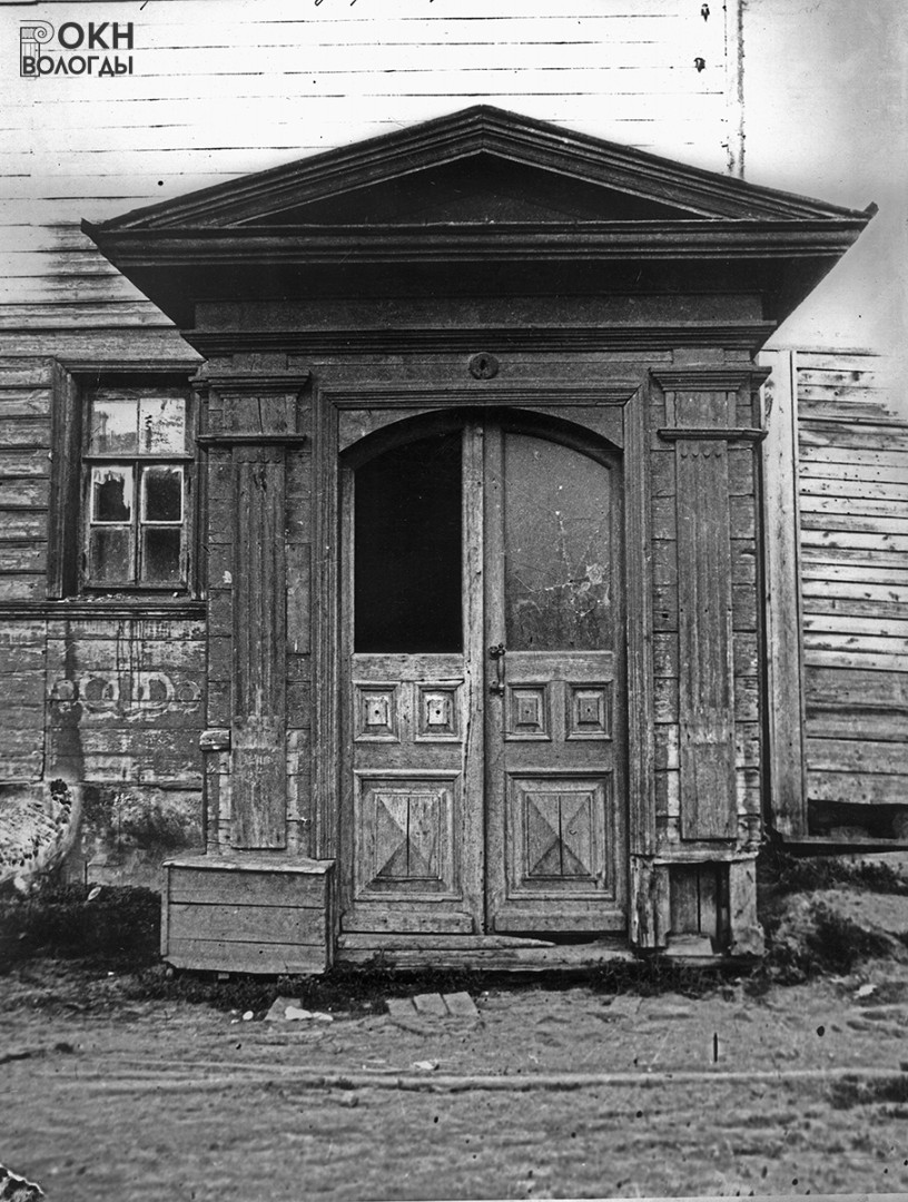 Северо-западный фасад, декор крыльца и дверей, конец 1970-х годов