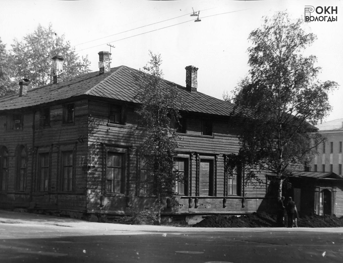 Боковой (северо-западный) фасад, 1976 год