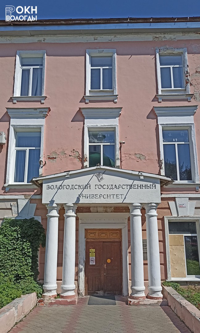 Главный вход на фасаде со стороны улицы С. Орлова