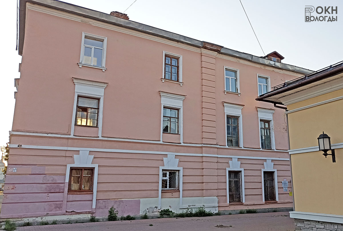 Восточный фасад. Справа - угол здания по ул. Сергея Орлова, 4А
