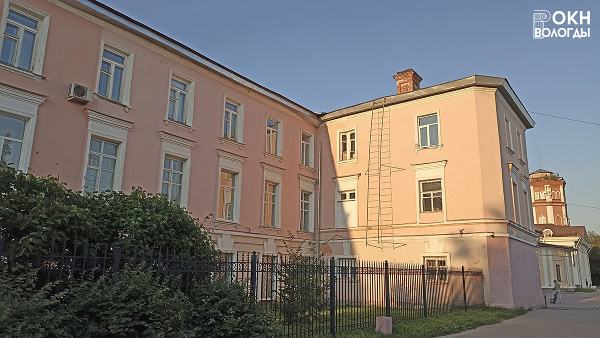 Главный фасад и восточное крыло