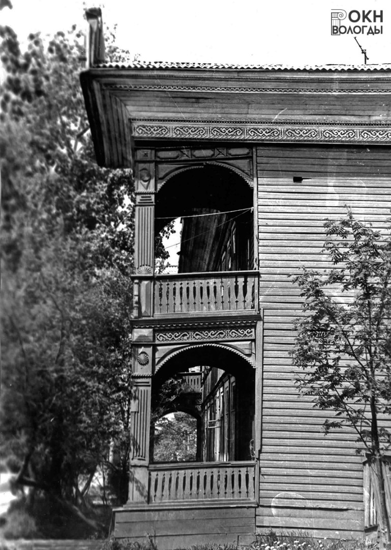 Правые боковые крыльцо и балкон, вид с востока, 1976 год