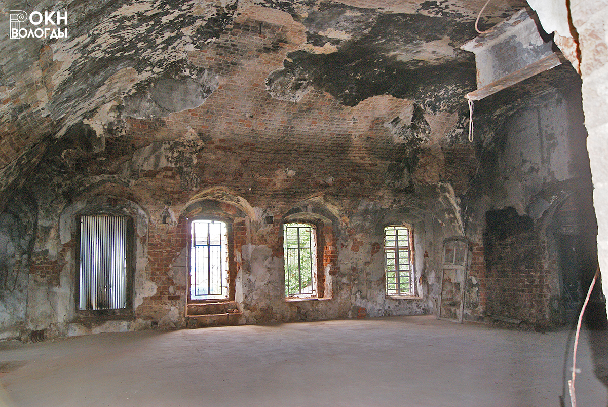 Интерьер церкви до реставрации, 2011 год