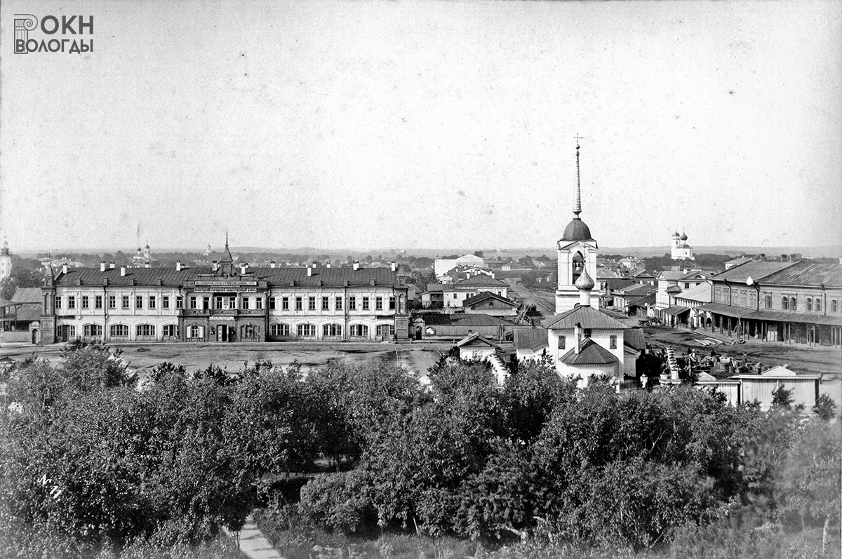 Здание городских присутственных мест в ходе пристройки декоративных башенок и балкона, 1880-е годы