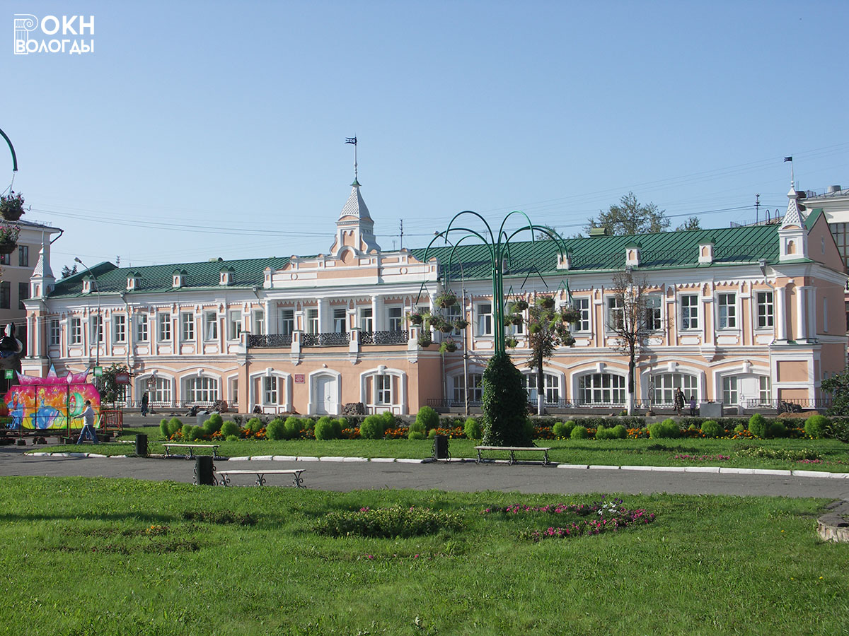 Главный фасад, вид с площади Революции
