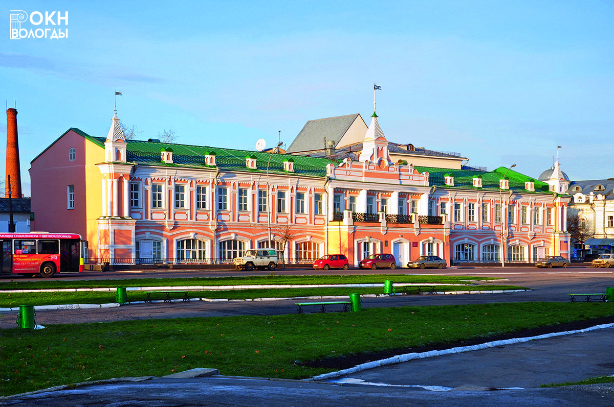 Главный фасад, вид с площади Революции
